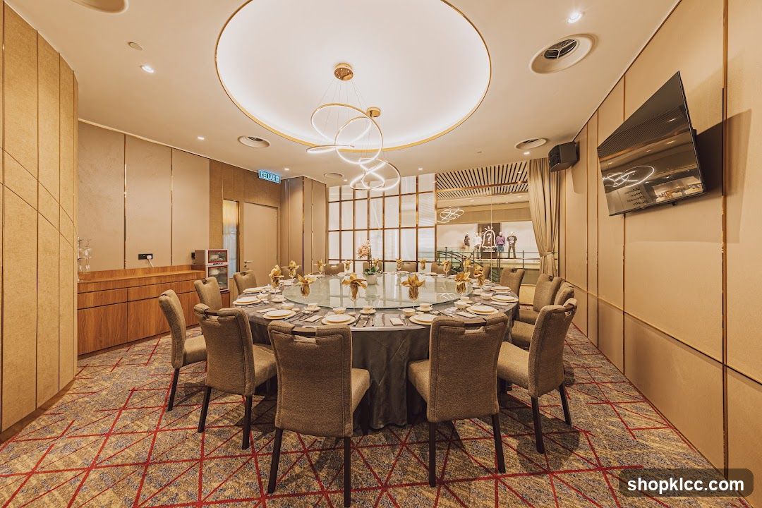 Elegant Dining Room with Round Table
