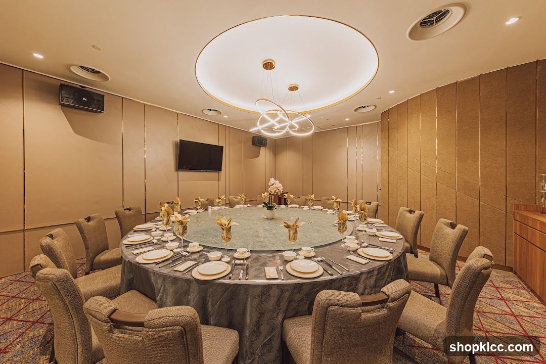 Elegant Dining Room with Round Table