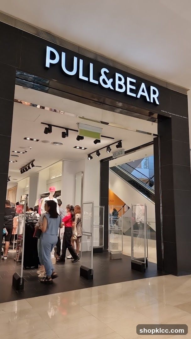 Pull & Bear Storefront