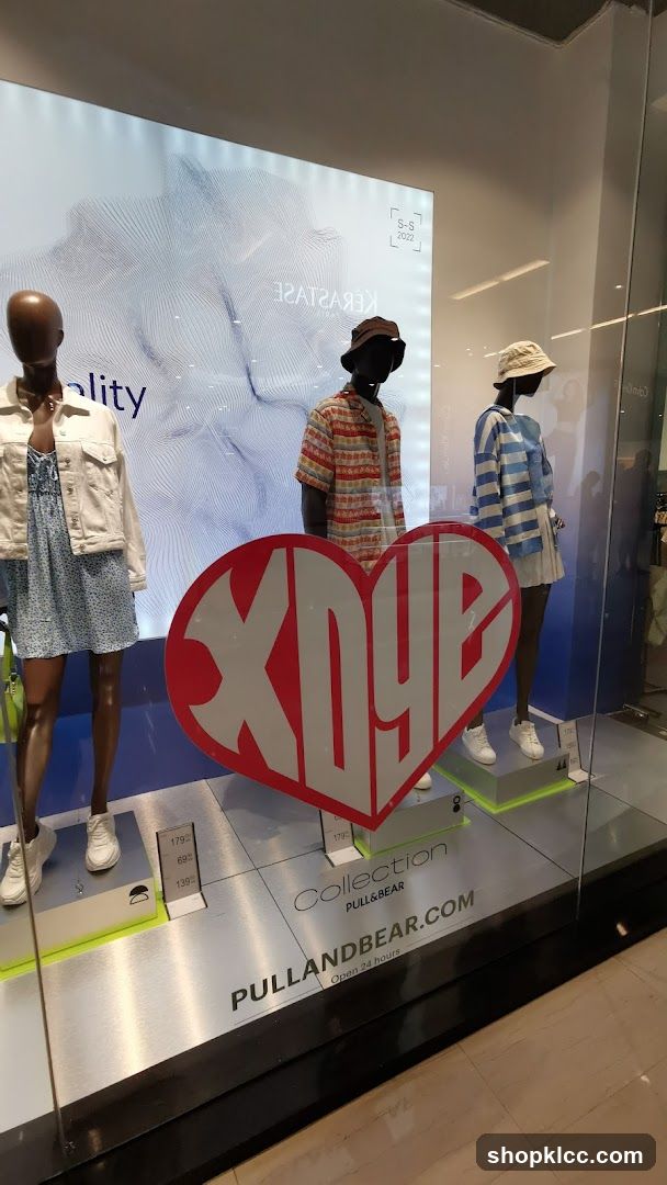 Pull&Bear Store Window Display