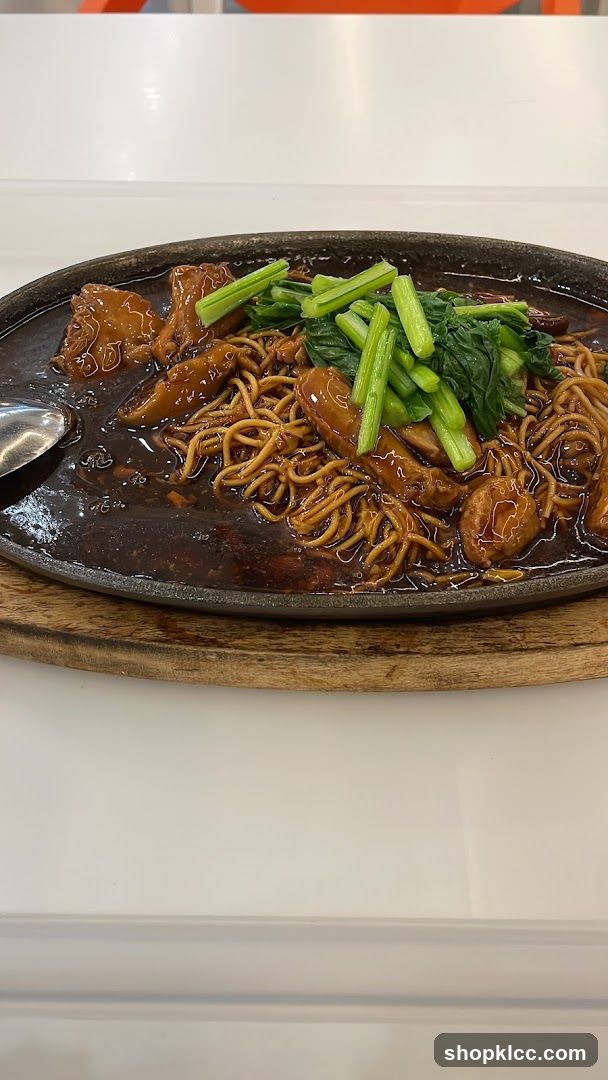 Sizzling Noodles with Meat and Greens