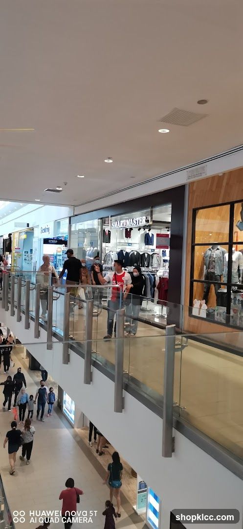 People in a shopping mall