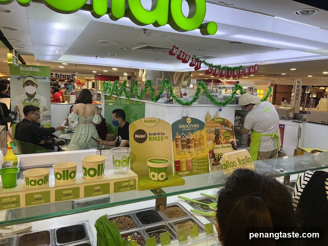 Ilaollao Store with Christmas Decorations