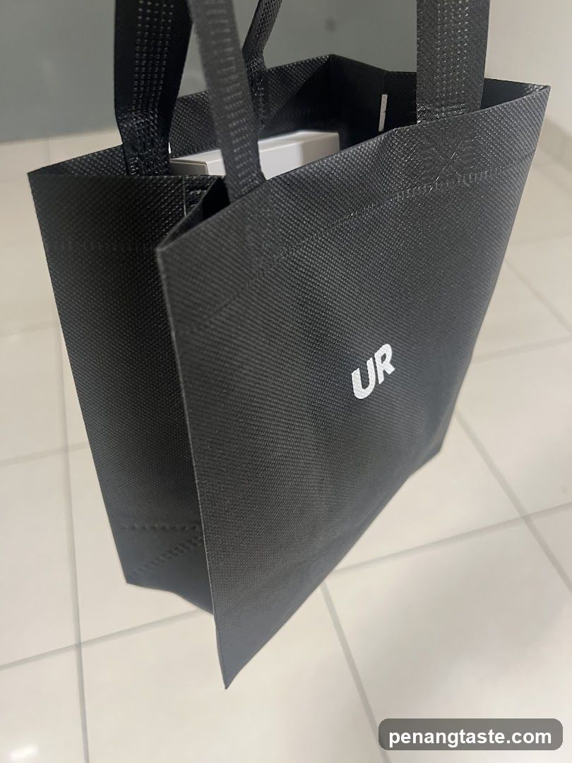 Black shopping bag with logo
