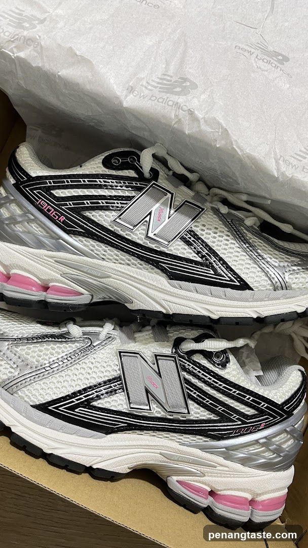 New Balance 1906R Sneakers