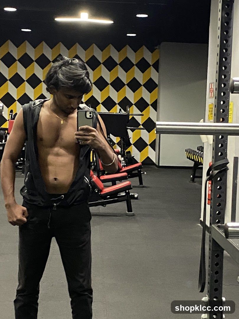 Man taking a mirror selfie in a gym