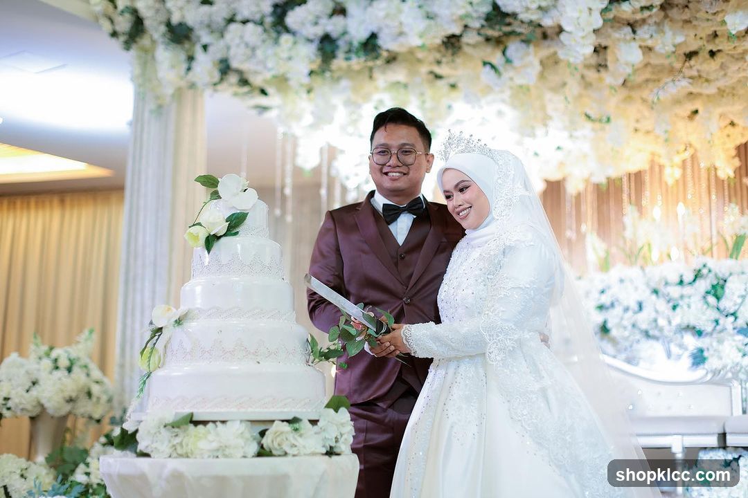 Wedding Cake Cutting
