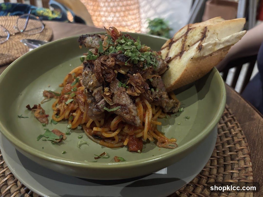 Spaghetti with Meat and Garlic Bread