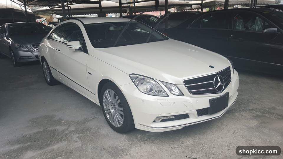 White Mercedes-Benz E-Class Coupe in Car Lot