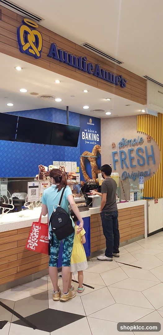 Auntie Anne's Store Interior
