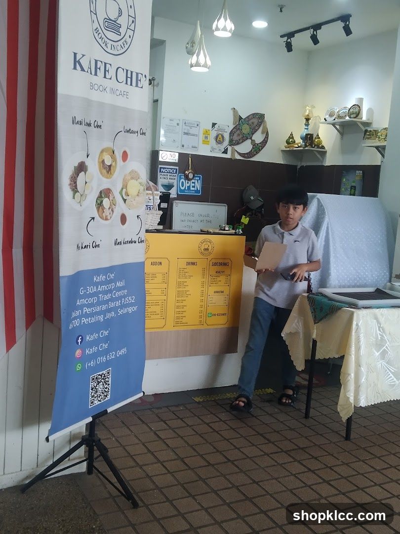 Kafe Che Interior with Staff