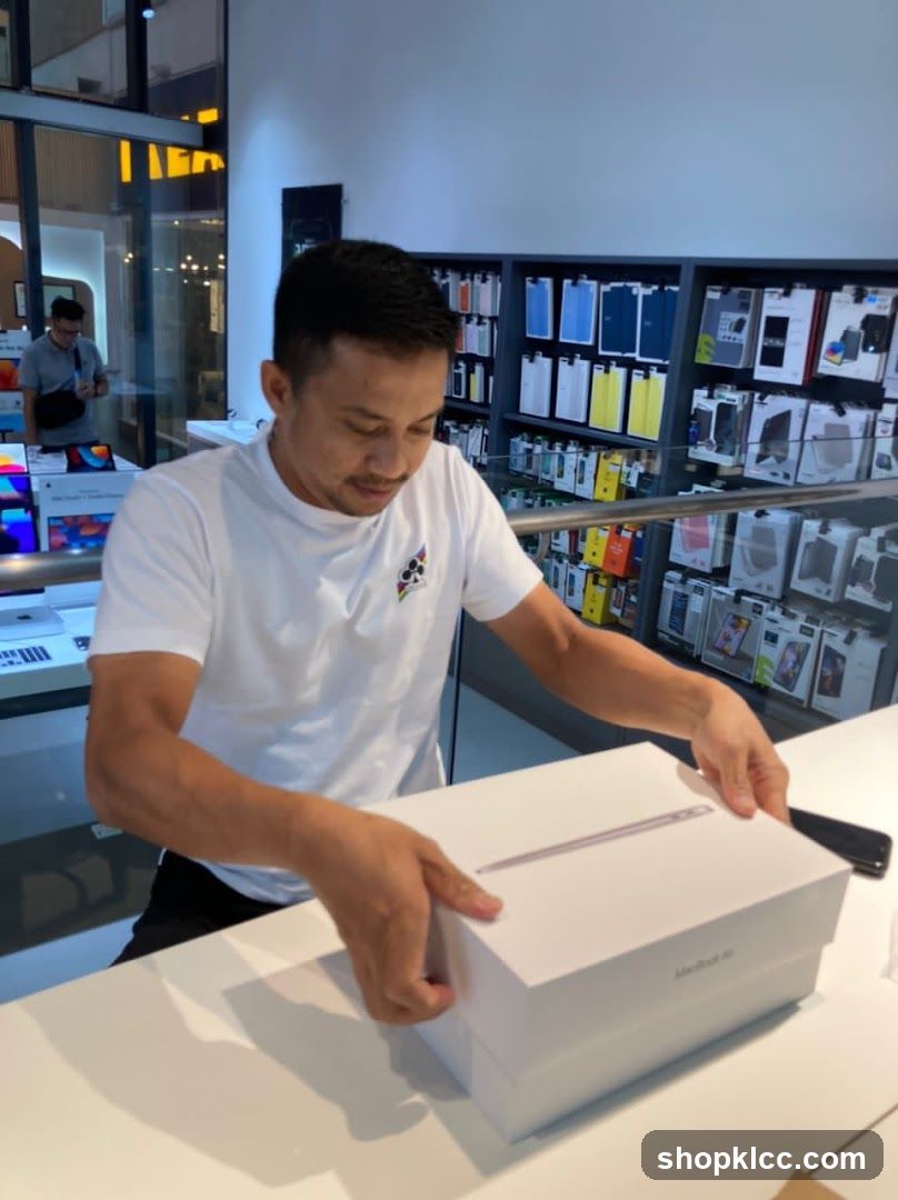 Unboxing MacBook Air in Store