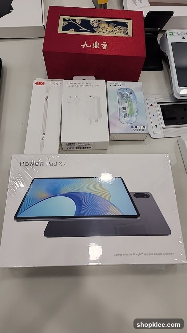 Honor Pad X9 and accessories display
