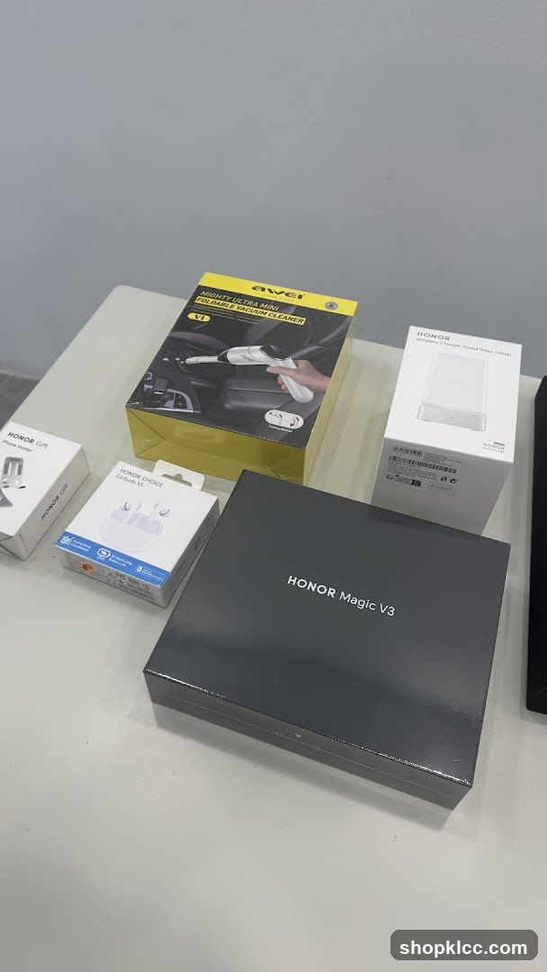 Honor Magic V3 and Accessories Display