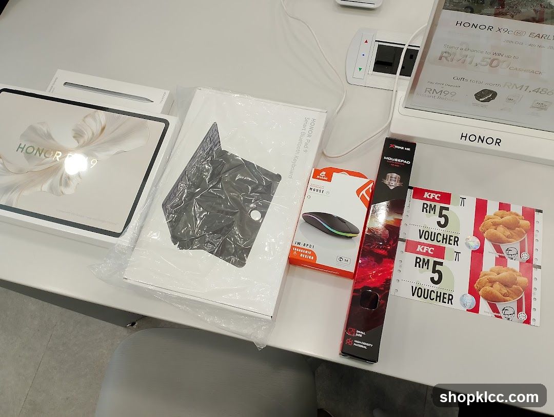 Honor X9c and Accessories Display