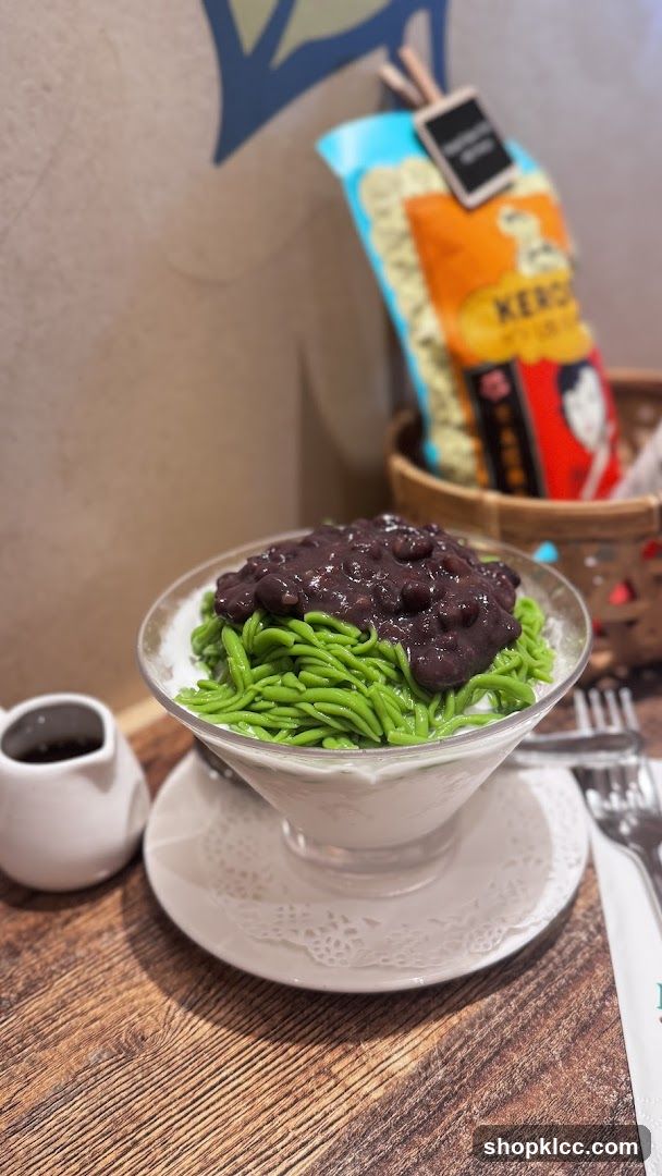 Green Noodle Dessert with Black Bean Topping