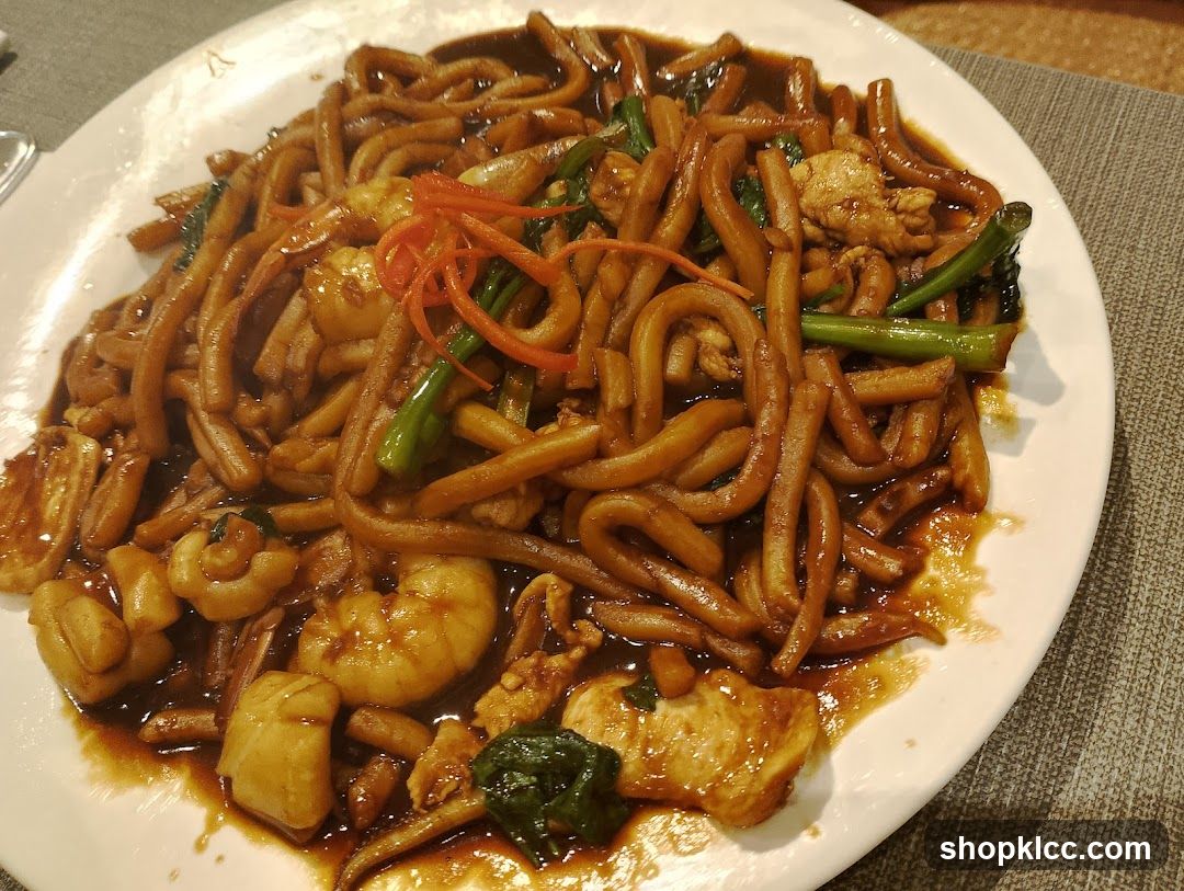 Stir-fried Noodles with Shrimp and Chicken