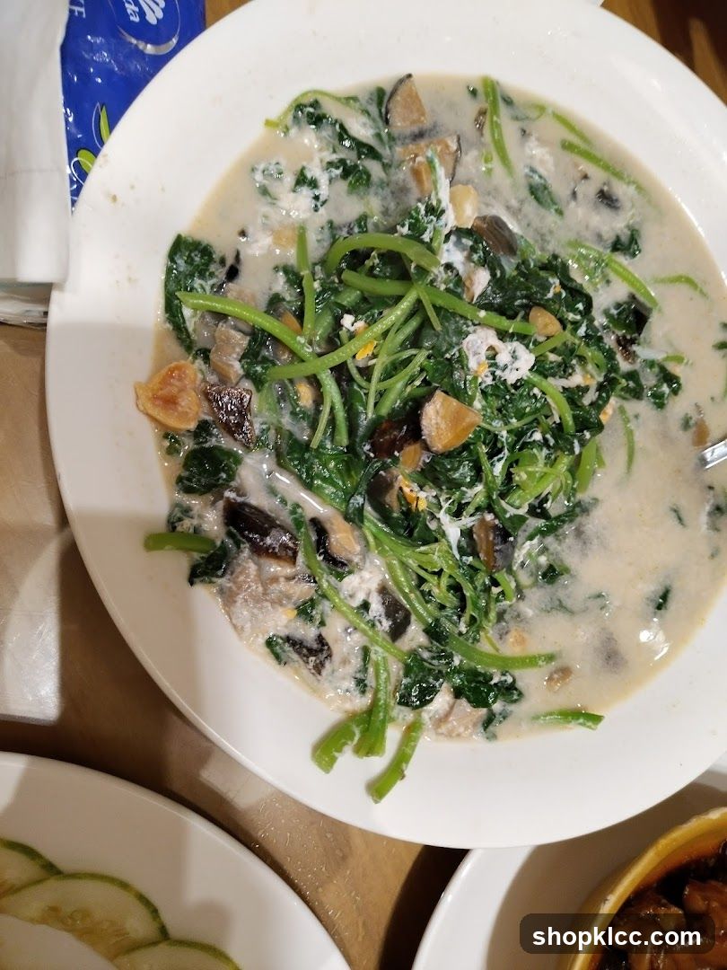 Creamy Vegetable Soup with Spinach and Mushrooms