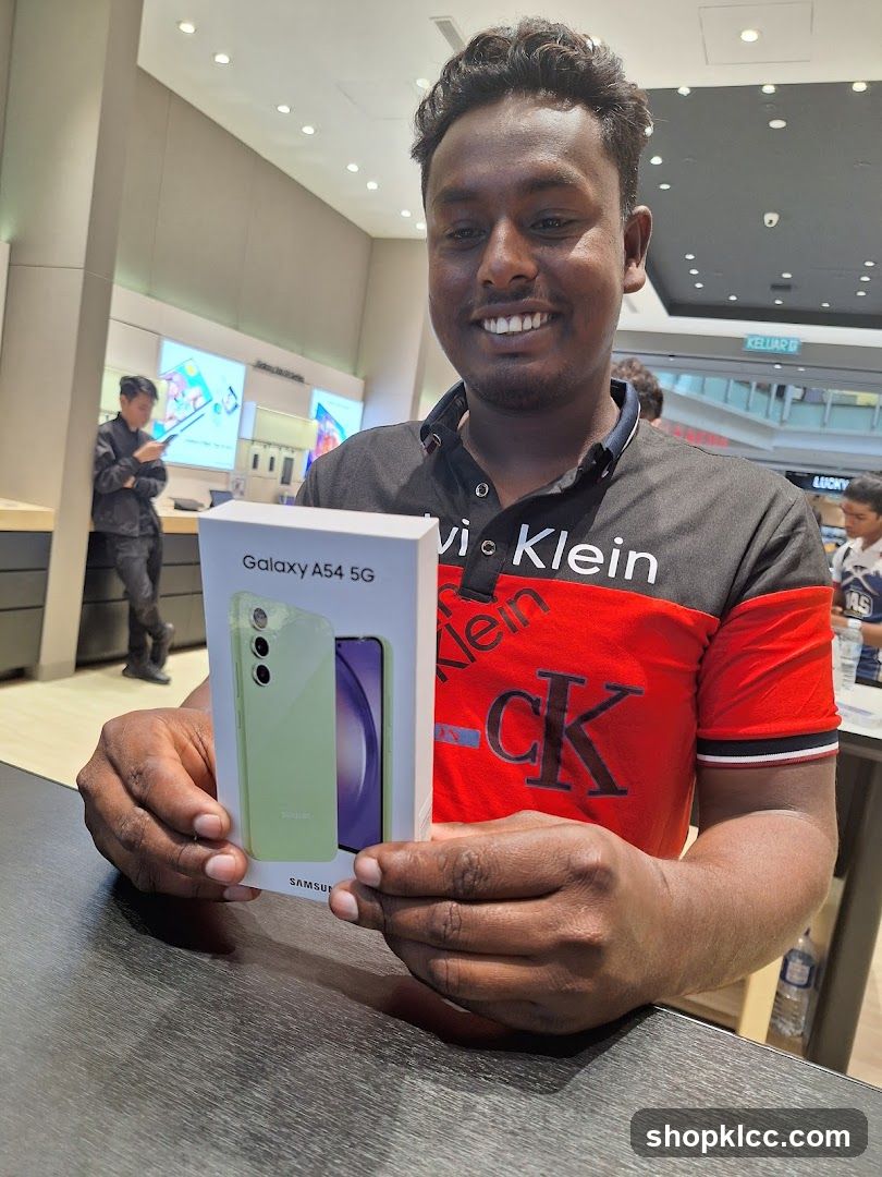 Man holding a Samsung Galaxy A54 5G phone box