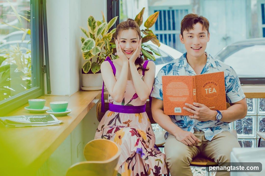 Couple reading a tea atlas in a cafe