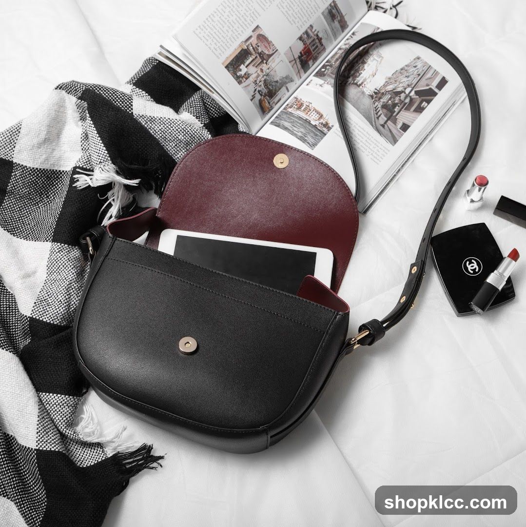 Fashionable Handbag with Accessories