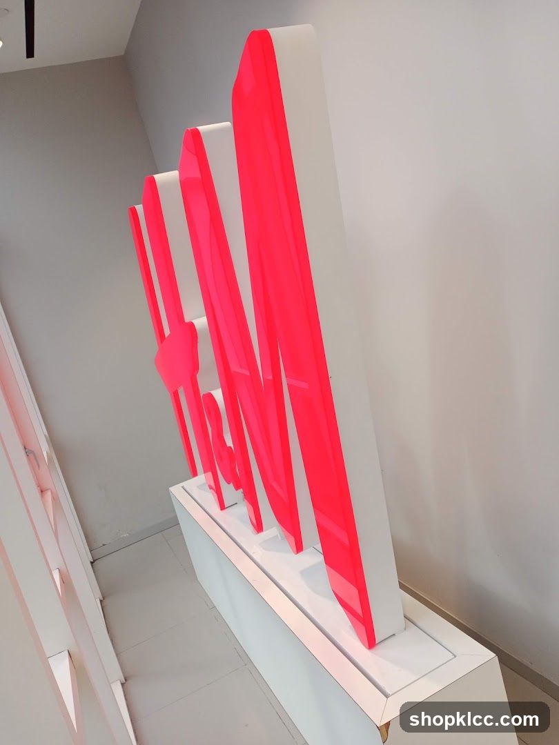 H&M Signage Display