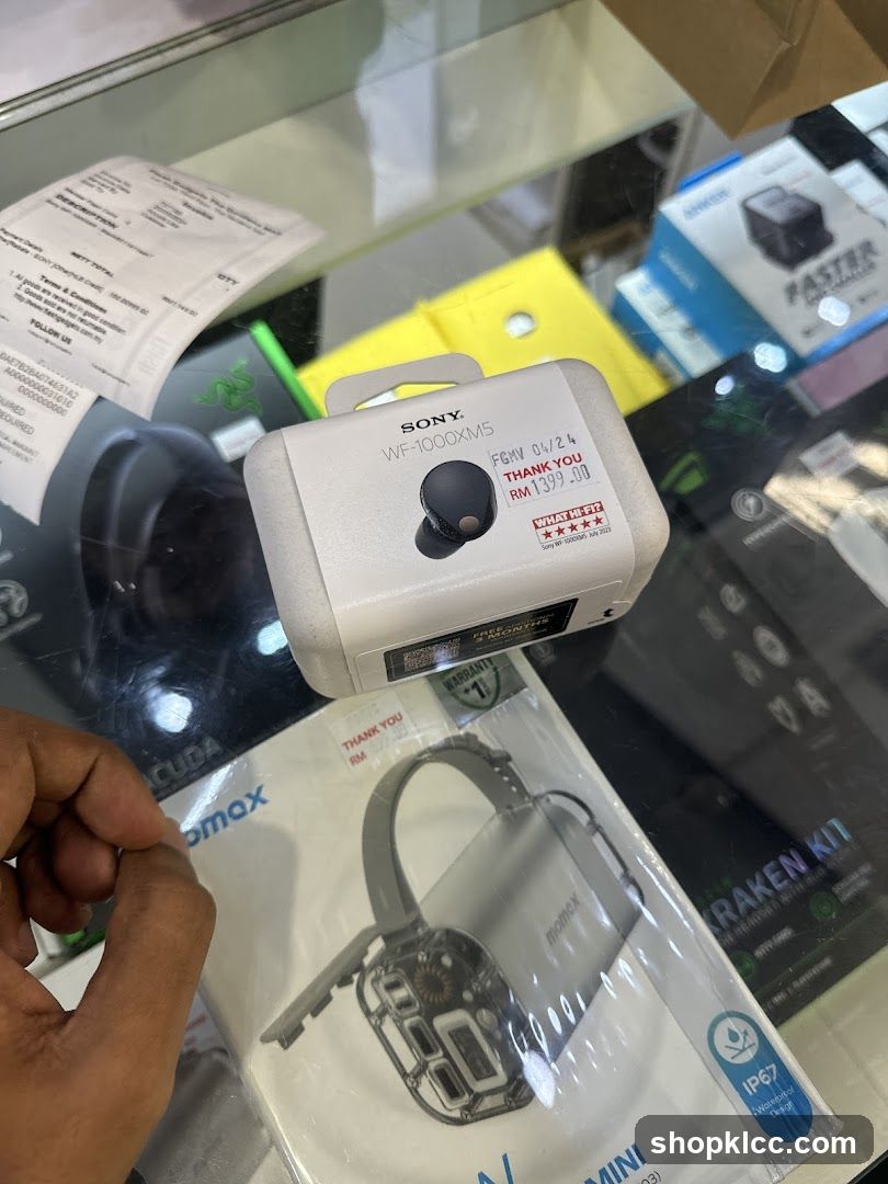 Sony WF-1000XM5 and Momax Product
