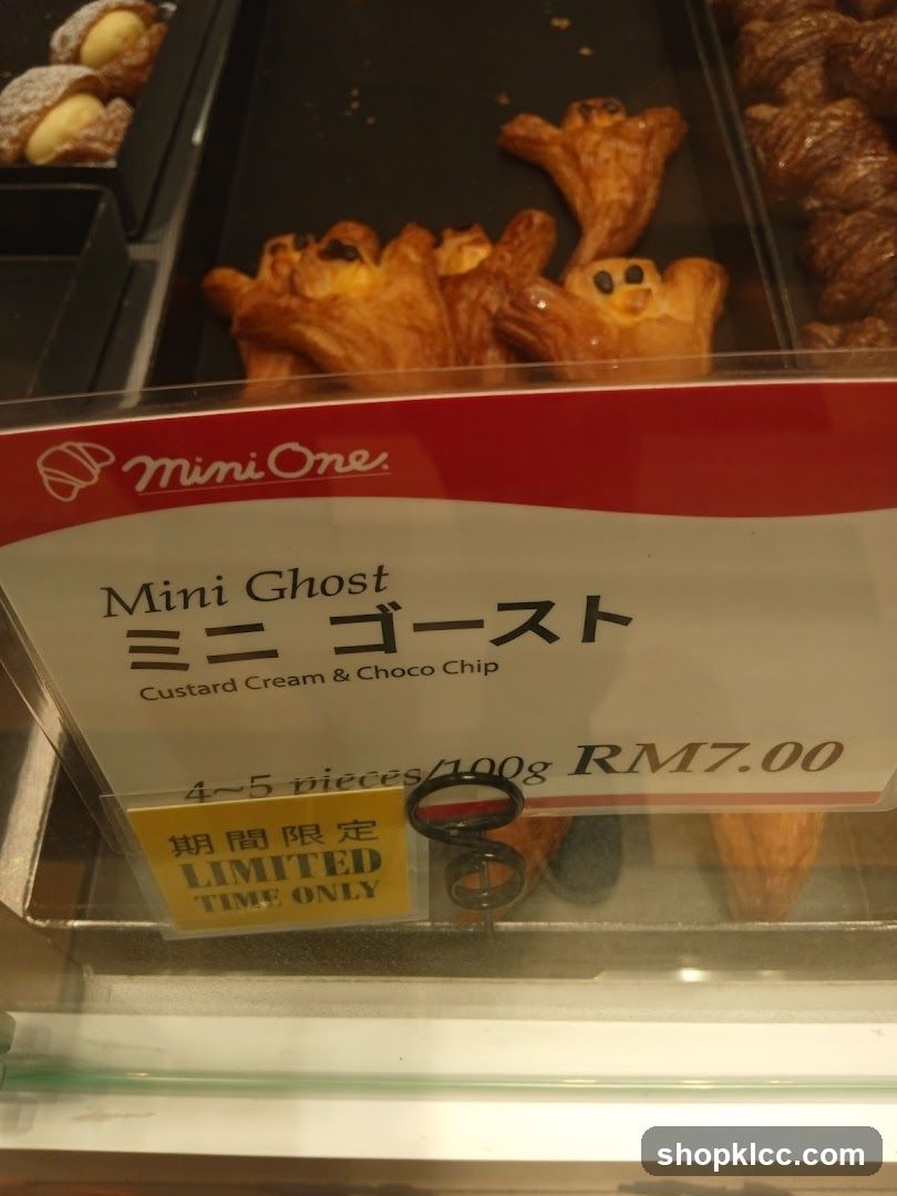 Mini Ghost Pastry Display