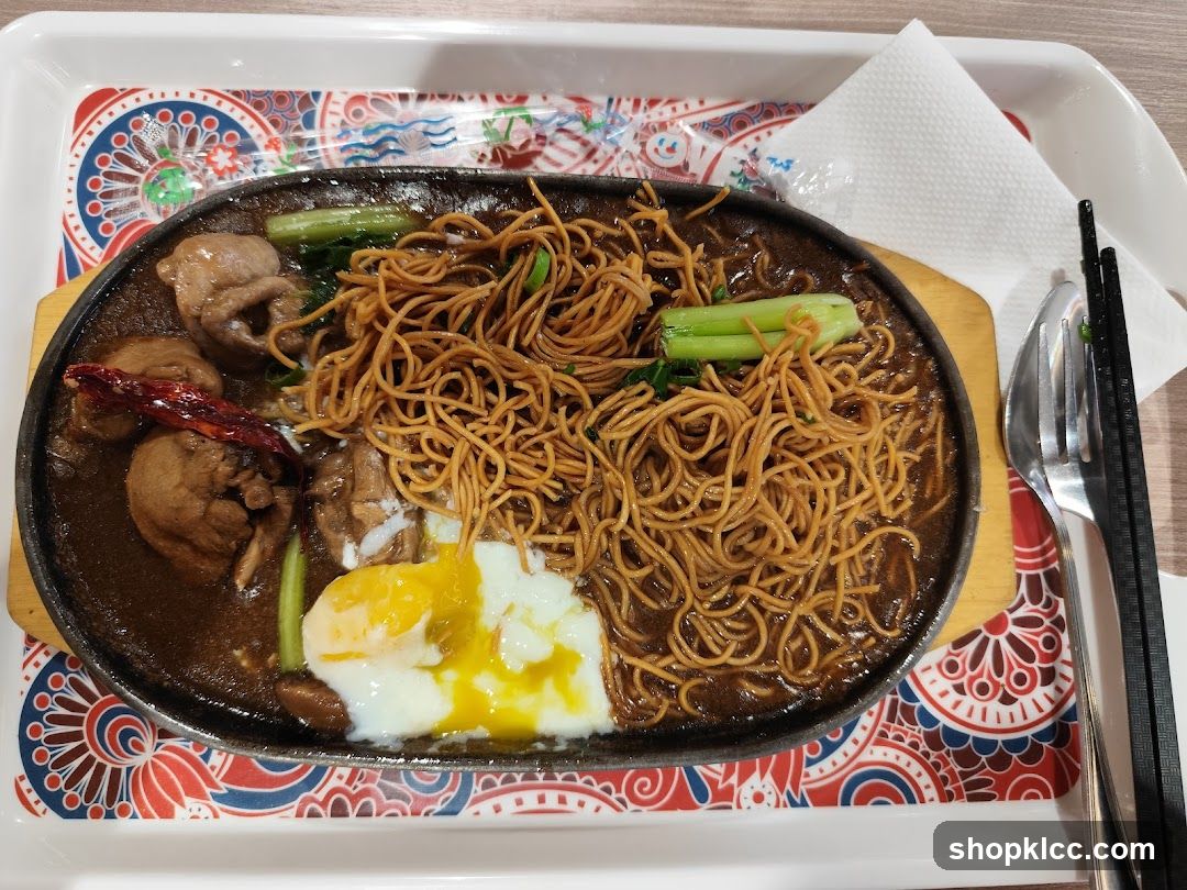 Sizzling Noodles with Egg and Chicken