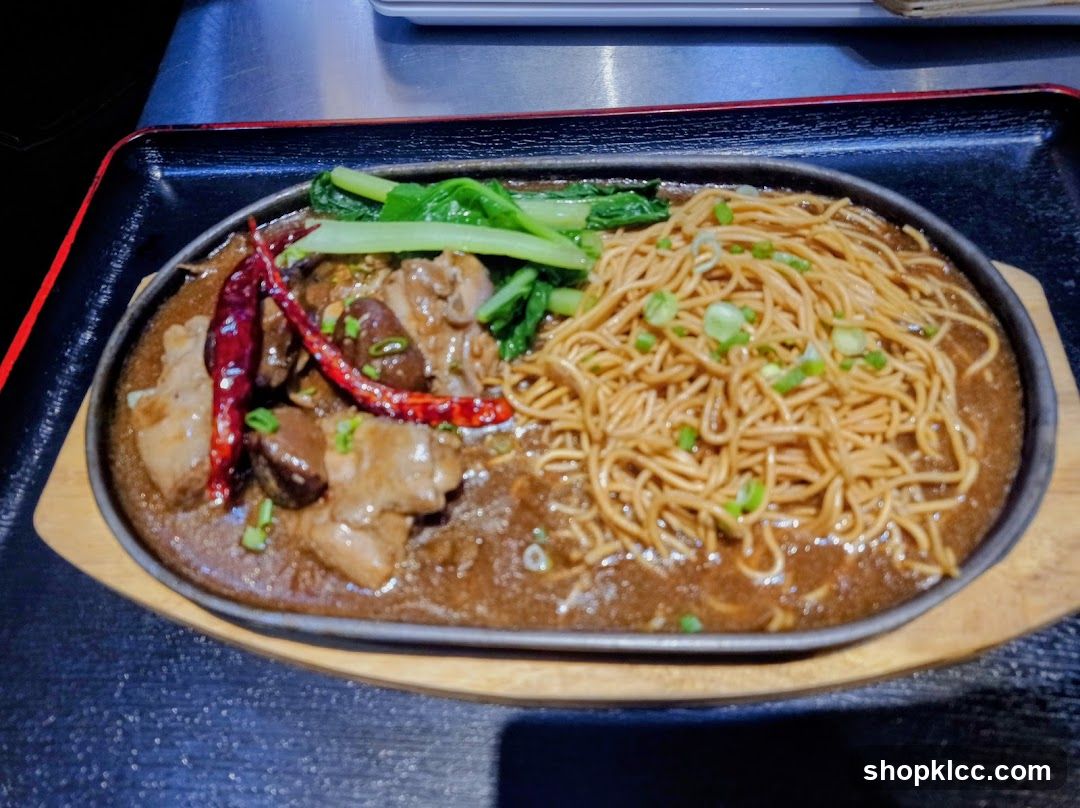 Sizzling Noodles with Meat and Greens