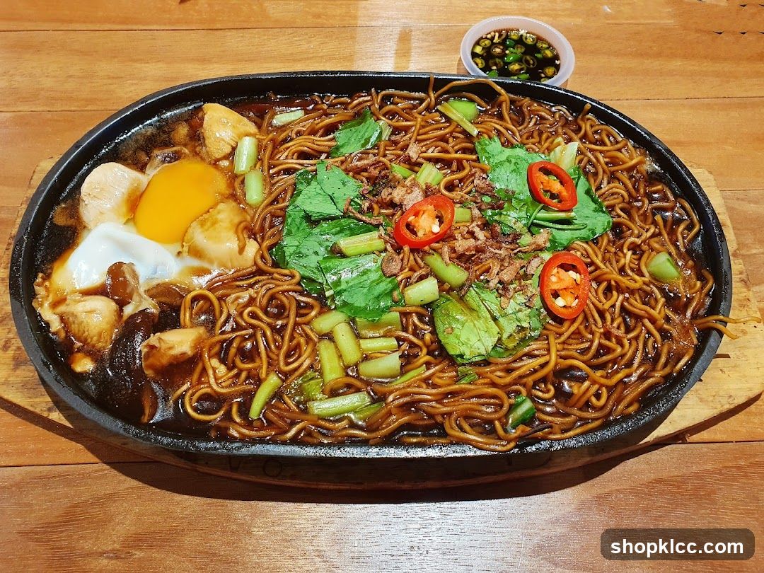 Sizzling Noodles with Egg and Vegetables