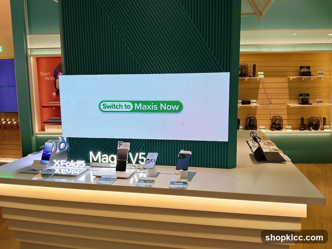 Maxis Store Display