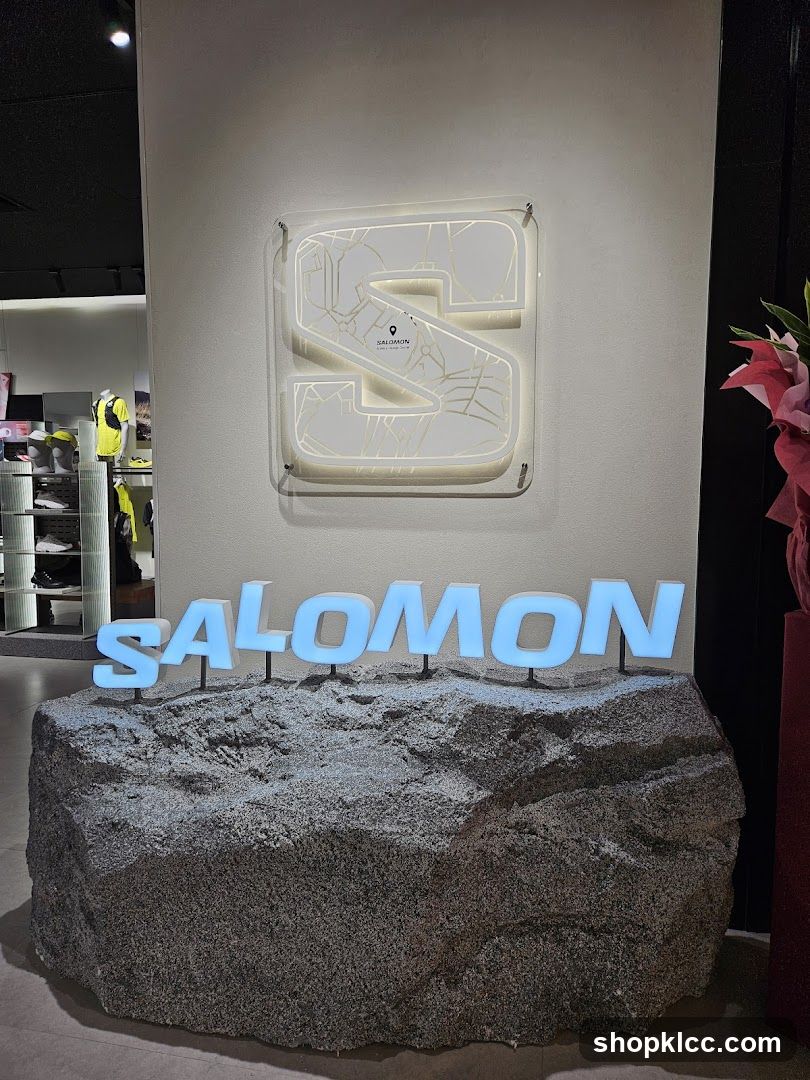 Salomon Store Display