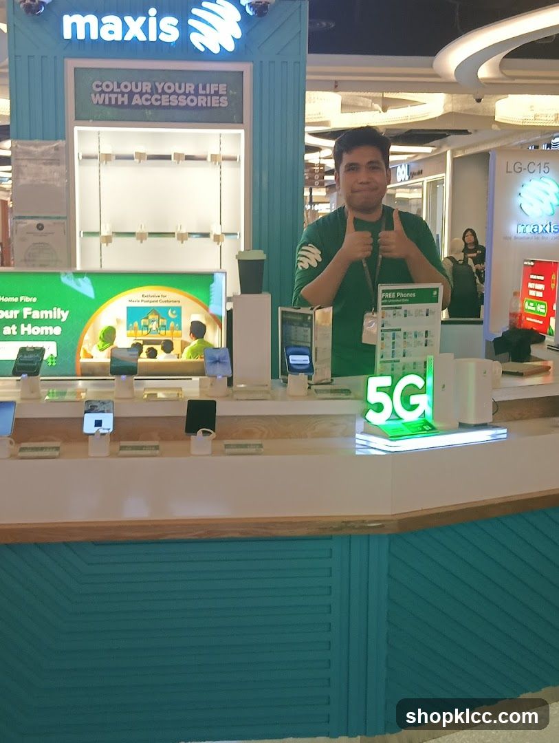 Maxis Store Display