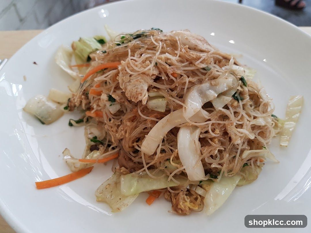 Stir-fried noodles with vegetables and chicken
