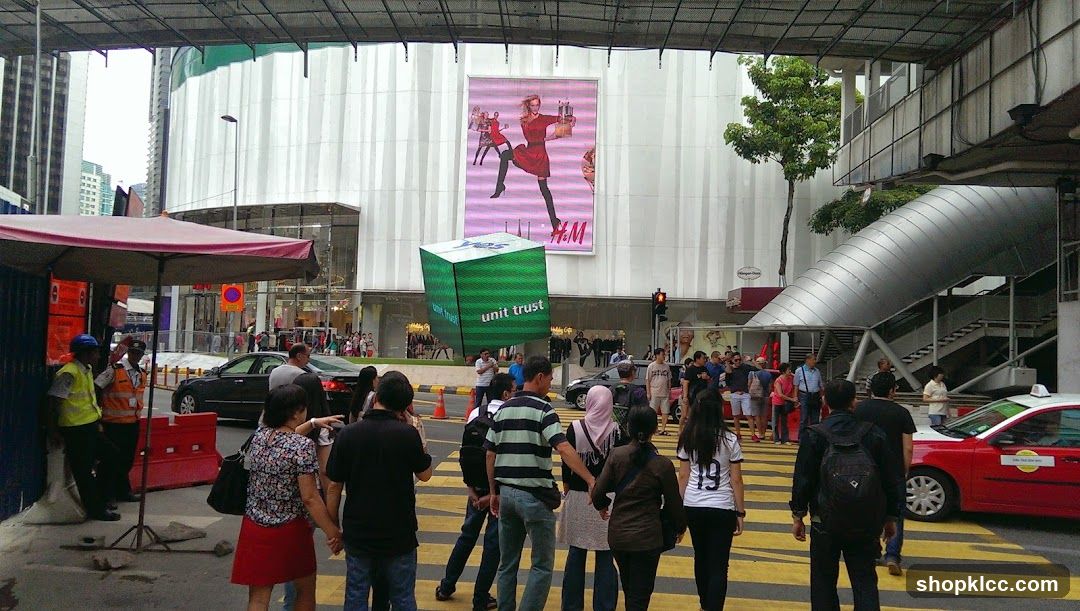 Street scene with H&M advertisement