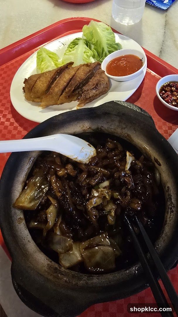 Claypot dish with fried item and dipping sauces