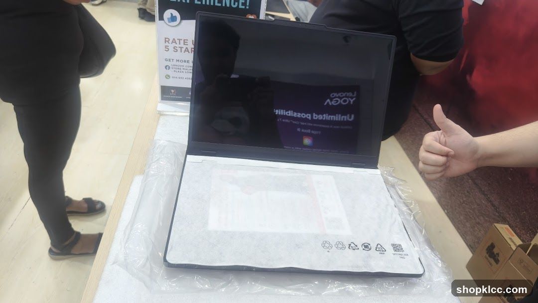 Lenovo Yoga Laptop Display