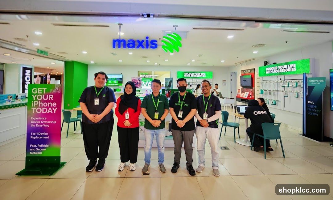 Maxis Store Staff