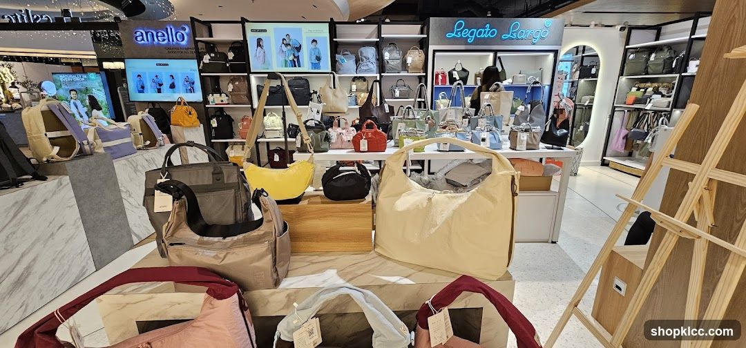 Anello and Legato Largo Handbag Display