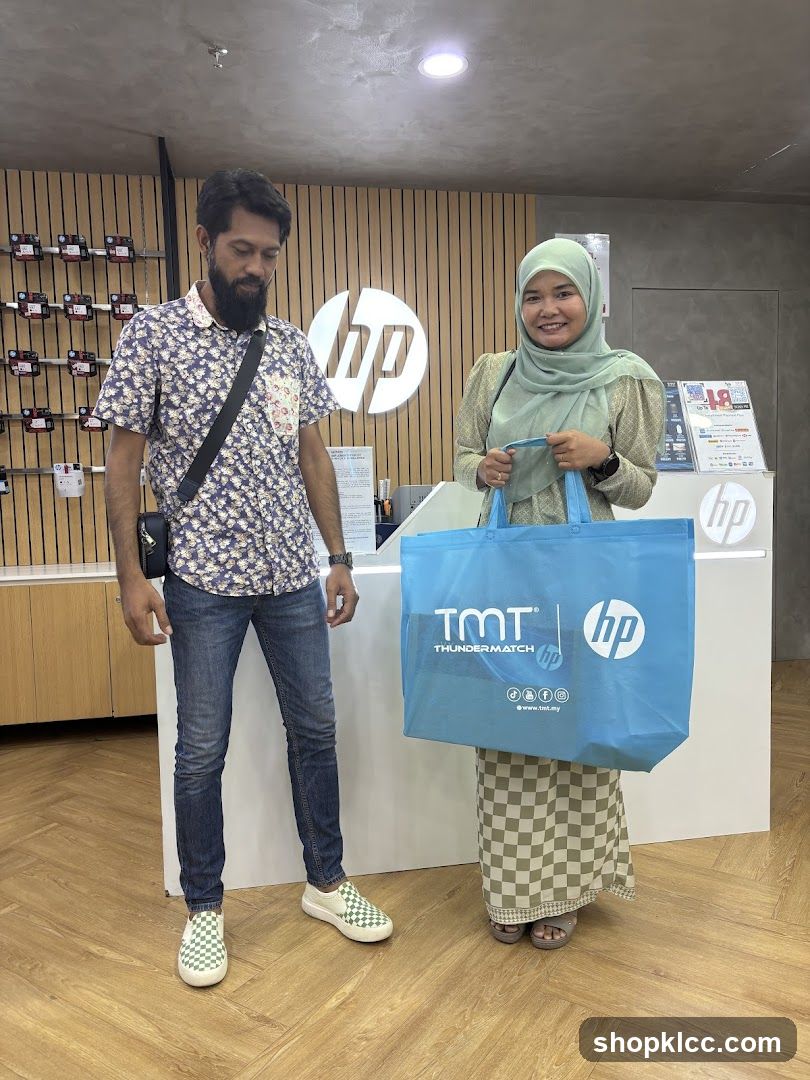 Customers with HP branded bag