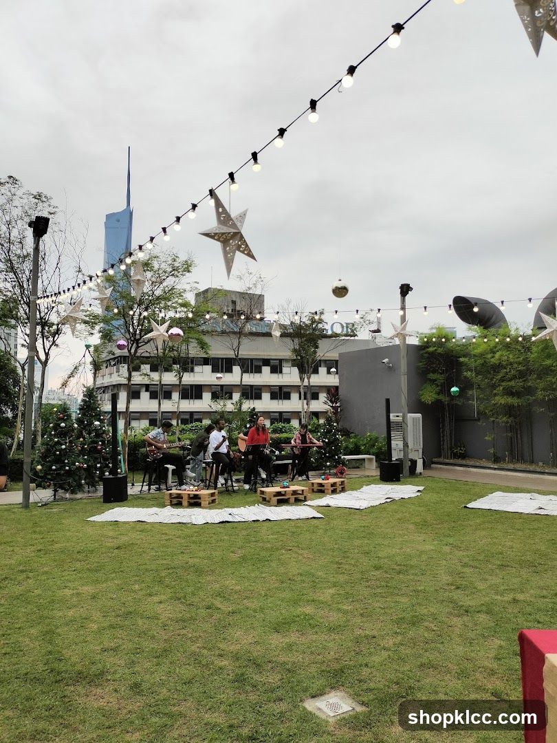 Outdoor performance with Christmas decorations