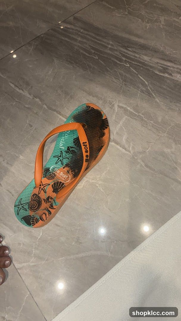 Flip-flop with seashell design