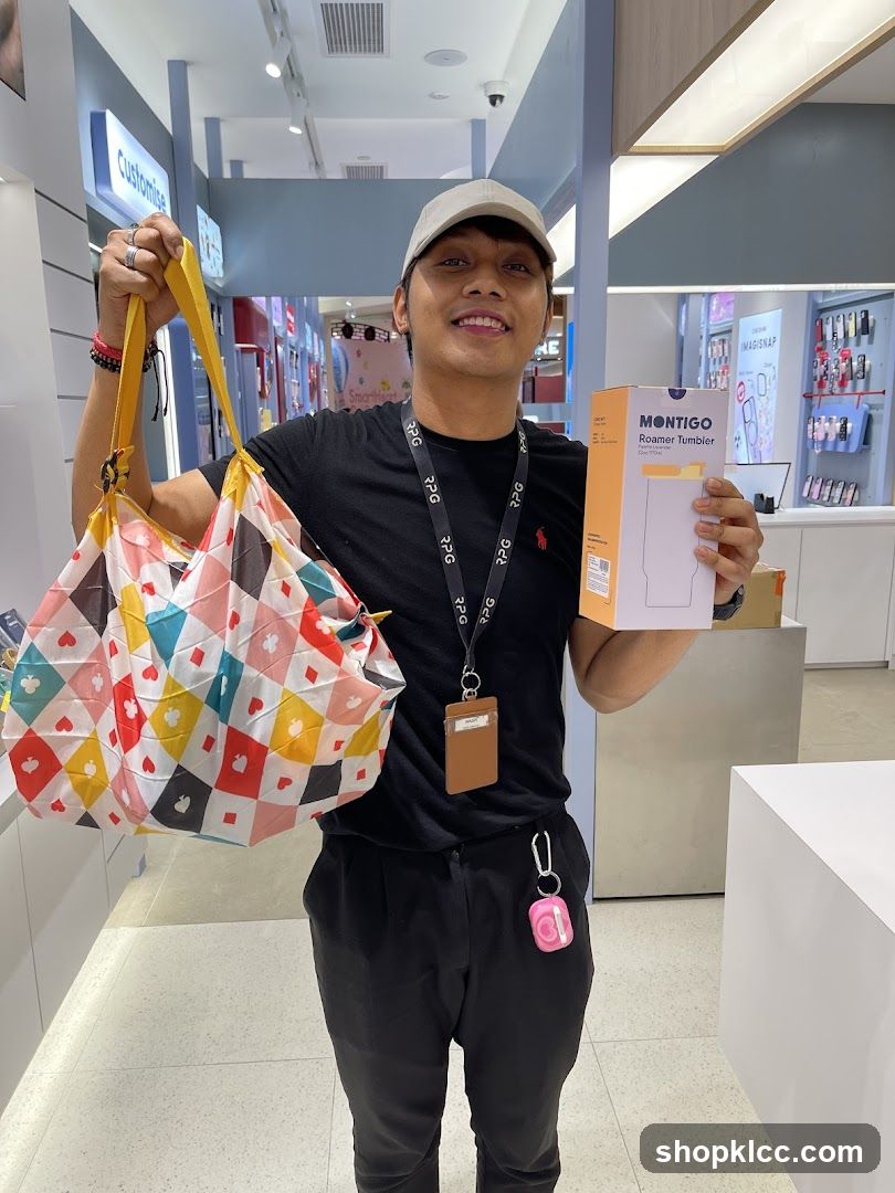 Man holding shopping bag and tumbler