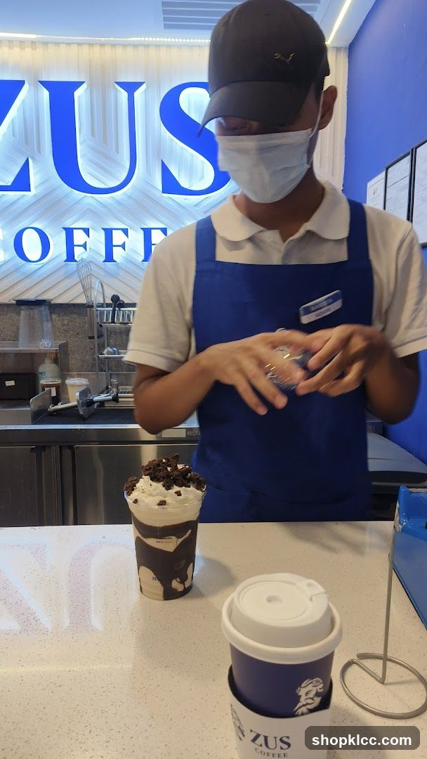 Barista preparing a drink at Zus Coffee