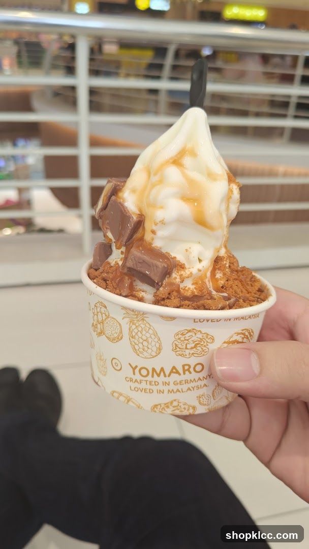 Yomaro Frozen Yogurt with Toppings