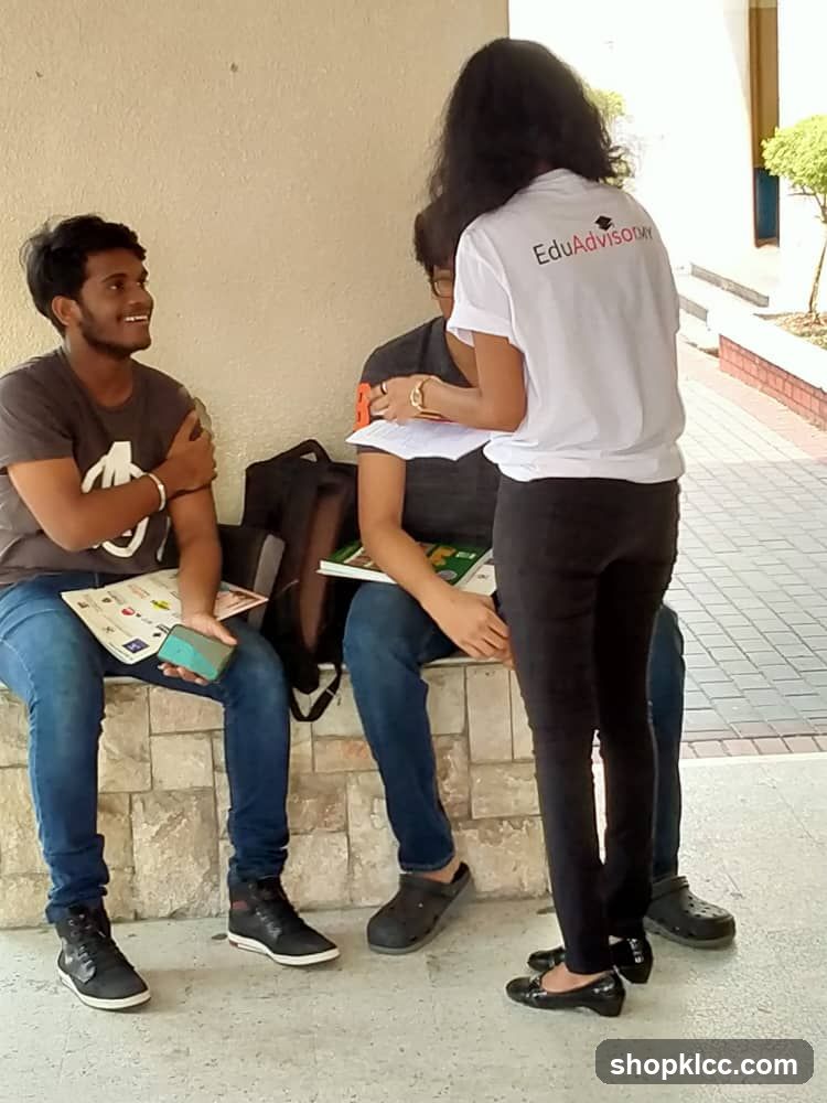 Students interacting with an advisor