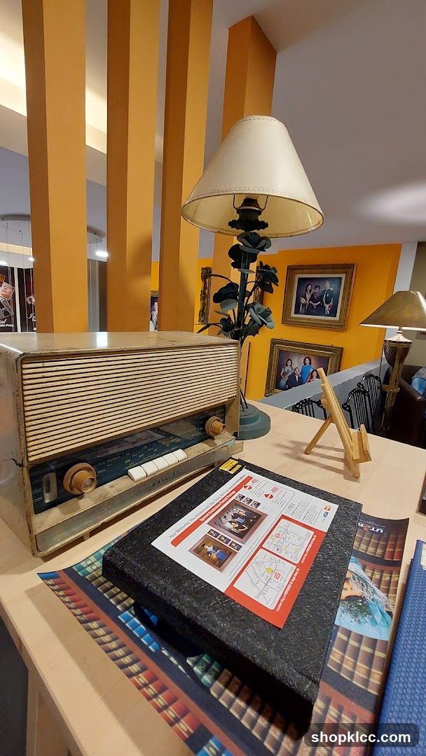 Vintage Radio and Lamp Display