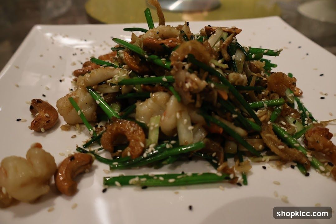 Stir-fried dish with shrimp and cashews