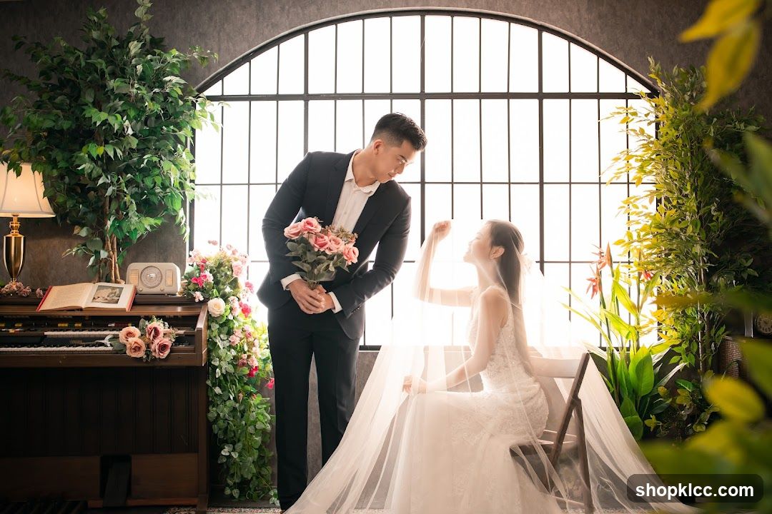 Wedding Photo in Vintage Interior